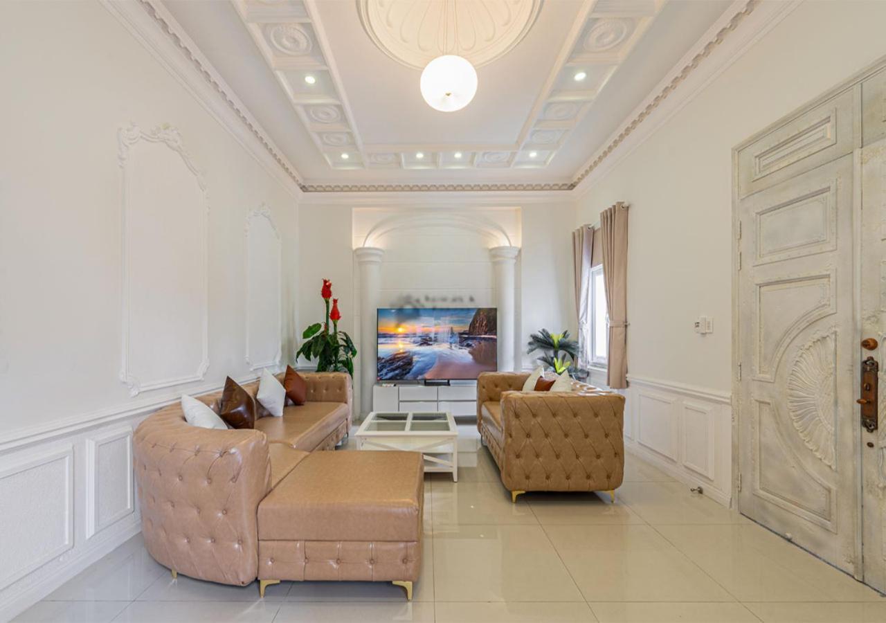 Biệt thự Luxury 4-bedroom With Private Pool & Billiards Table TP. Hồ Chí Minh