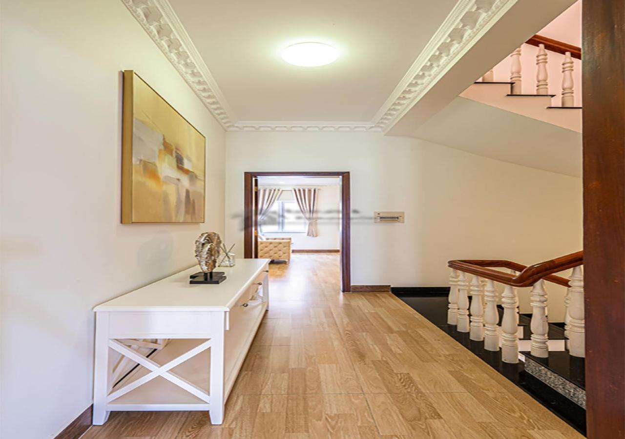 Biệt thự Luxury 4-bedroom With Private Pool & Billiards Table *