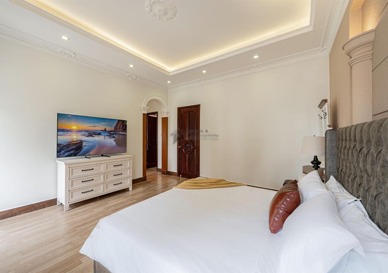 Luxury 4-bedroom With Private Pool & Billiards Table Biệt thự