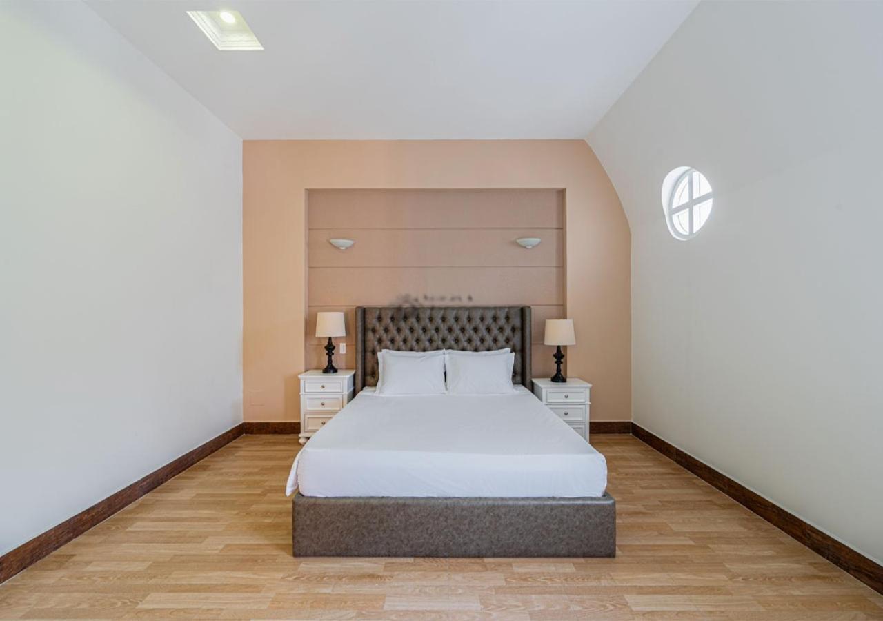 Luxury 4-bedroom With Private Pool & Billiards Table * TP. Hồ Chí Minh