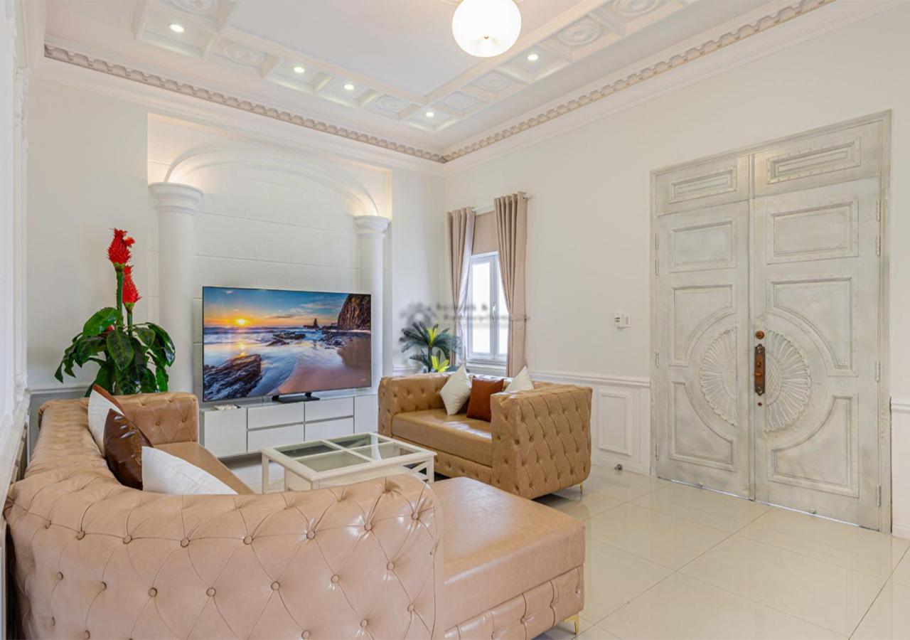 Luxury 4-bedroom With Private Pool & Billiards Table *