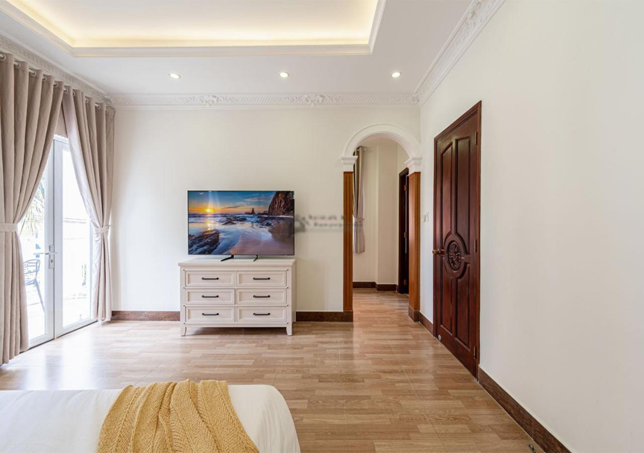 Luxury 4-bedroom With Private Pool & Billiards Table * Ho Chi Minh City