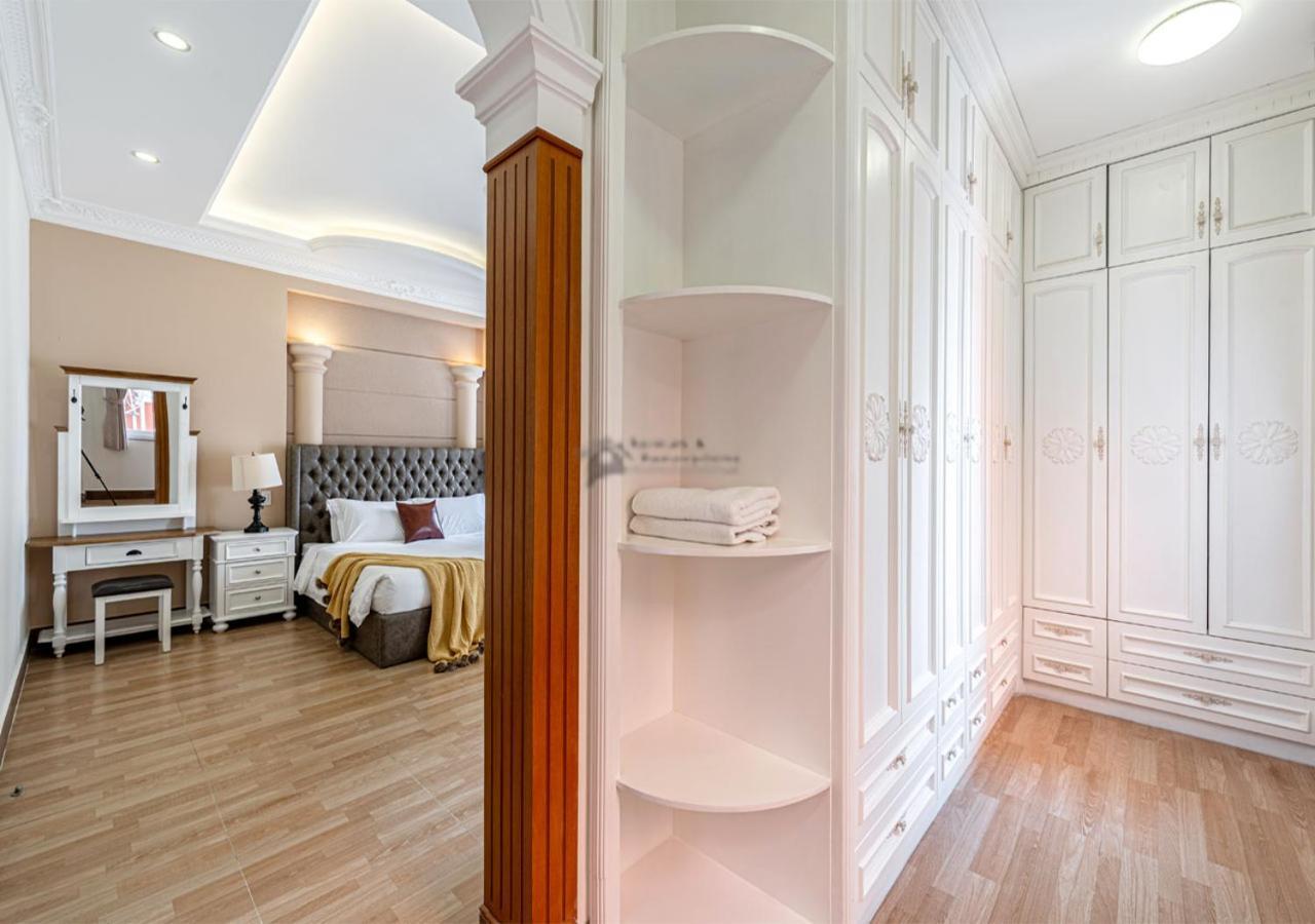 Luxury 4-bedroom With Private Pool & Billiards Table *